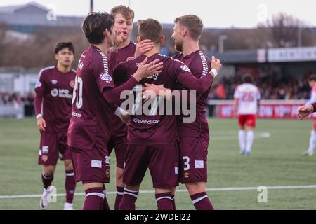 Edimbourg, Royaume-Uni. 20 janvier 2024. Ainslie Park. Edimbourg. Spartans v Hearts. 20 janvier 2024 lors du match de Scottish Gas Scottish Cup entre Spartans et Kenneth Vargas de Hearts Heart est félicité par ses coéquipiers après avoir ouvert le score avec une tête en première mi-temps (crédit photo : Alamy Live News/David Mollison) crédit : David Mollison/Alamy Live News Banque D'Images