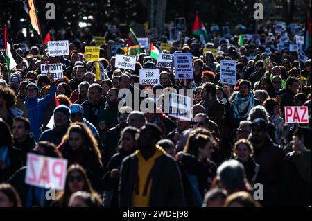 Madrid, Espagne. 20 janvier 2024. Personnes qui protestent lors d'une manifestation en faveur du peuple palestinien. Des milliers de personnes ont défilé dans le centre-ville pour exiger un cessez-le-feu à Gaza alors que les attaques israéliennes se poursuivent. Plus de 23 000 Palestiniens ont été tués dans la bande de Gaza depuis le 7 octobre 2023, à la suite des frappes aériennes et des attaques israéliennes pendant le conflit entre Israël et la Palestine. Crédit : Marcos del Mazo/Alamy Live News Banque D'Images