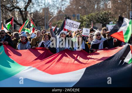 Madrid, Espagne. 20 janvier 2024. Personnes qui protestent lors d'une manifestation en faveur du peuple palestinien. Des milliers de personnes ont défilé dans le centre-ville pour exiger un cessez-le-feu à Gaza alors que les attaques israéliennes se poursuivent. Plus de 23 000 Palestiniens ont été tués dans la bande de Gaza depuis le 7 octobre 2023, à la suite des frappes aériennes et des attaques israéliennes pendant le conflit entre Israël et la Palestine. Crédit : Marcos del Mazo/Alamy Live News Banque D'Images