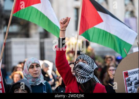 Madrid, Espagne. 20 janvier 2024. Personnes qui protestent lors d'une manifestation en faveur du peuple palestinien. Des milliers de personnes ont défilé dans le centre-ville pour exiger un cessez-le-feu à Gaza alors que les attaques israéliennes se poursuivent. Plus de 23 000 Palestiniens ont été tués dans la bande de Gaza depuis le 7 octobre 2023, à la suite des frappes aériennes et des attaques israéliennes pendant le conflit entre Israël et la Palestine. Crédit : Marcos del Mazo/Alamy Live News Banque D'Images