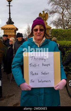 Poole, Dorset, Royaume-Uni. 20 janvier 2024. Une manifestation pacifique a lieu contre la fermeture de la porte de Whitecliff Road dans Poole Park, qui, selon les habitants, créera un « chaos de la circulation ». Poole Park a été officiellement ouvert par le prince de Galles le 18 janvier 1890, un résident local faisant campagne pour que toutes les entrées du parc restent ouvertes, a lancé une pétition et a appelé au soutien du roi Charles. Les points d'accès ont été fermés aux véhicules pendant que le BCP entreprend une consultation publique. Les opinions sont divisées avec des affirmations selon lesquelles l'autorité a un programme anti-RCA. Crédit : Carolyn Jenkins/Alamy Live News Banque D'Images