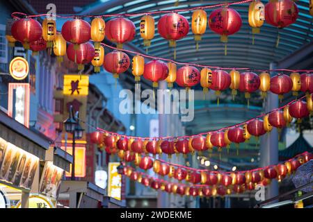 Singapour - 20 avril 2023 : Chinatown à Singapour décoré de lanternes chinoises pour célébrer le nouvel an chinois. Banque D'Images