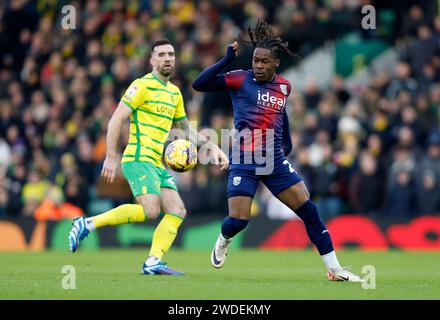 Shane Duffy de Norwich City et Brandon Thomas-Asante de West Bromwich Albion (à droite) se battent pour le ballon lors du Sky Bet Championship Match à Carrow Road, Norwich. Date de la photo : samedi 20 janvier 2024. Banque D'Images