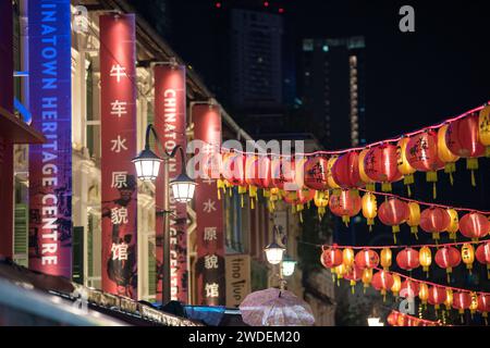 Singapour - 20 avril 2023 : Chinatown à Singapour décoré de lanternes chinoises pour célébrer le nouvel an chinois. Banque D'Images