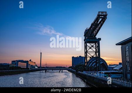 Vue sur la rivière Clyde à Glasgow, y compris plusieurs monuments, notamment la grue de Finnieston. Banque D'Images