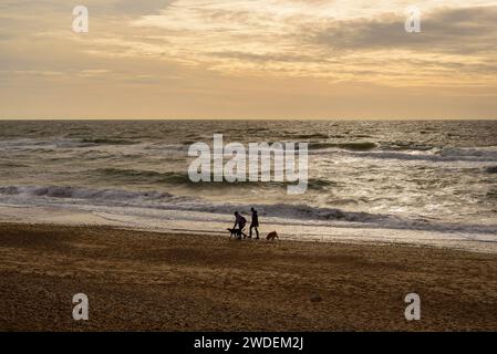 Hengistbury Head, Christchurch, Dorset, Angleterre, Royaume-Uni, 20 janvier 2024, Météo. Cool et venteux sur la côte sud. Des avertissements météorologiques ont été émis pour l'ensemble du Royaume-Uni à l'approche de la tempête Isha. Les gens sur la plage à côté de la mer agitée. Crédit : Paul Biggins/Alamy Live News Banque D'Images