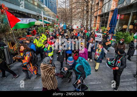 Londres, Royaume-Uni. 20 janvier 2024. Mettez fin aux manifestations, appelant à un cessez-le-feu palestinien maintenant et à BAE de cesser de fournir des armes et du soutien à Israël. La manifestation devant le bâtiment Blue fin à Bankside, où BAE a des bureaux. Il a demandé à la direction de la propriété d'expulser BAE maintenant. Il a été organisé par Stop the war, Southwark et Lambeth pour la Palestine. Crédit : Guy Bell/Alamy Live News Banque D'Images