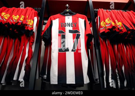 Brentford, Londres, Royaume-Uni. 20 janvier 2024 ; Gtech Community Stadium, Brentford, Londres, Angleterre; premier League football, Brentford contre Nottingham Forest ; Ivan Toney, des maillots Brentford de retour en vente dans la boutique du Brentford Club près du stade communautaire Gtech crédit : action plus Sports Images/Alamy Live News crédit : action plus Sports Images/Alamy Live News Banque D'Images