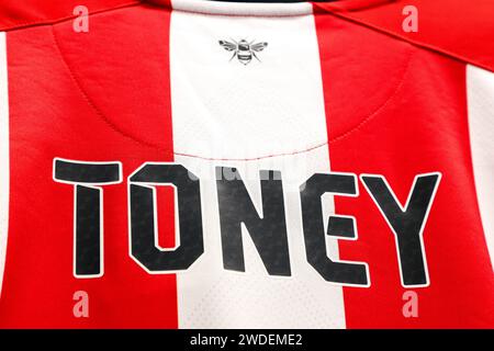 Brentford, Londres, Royaume-Uni. 20 janvier 2024 ; Gtech Community Stadium, Brentford, Londres, Angleterre; premier League football, Brentford contre Nottingham Forest ; Ivan Toney, des maillots Brentford de retour en vente dans la boutique du Brentford Club près du stade communautaire Gtech crédit : action plus Sports Images/Alamy Live News crédit : action plus Sports Images/Alamy Live News Banque D'Images