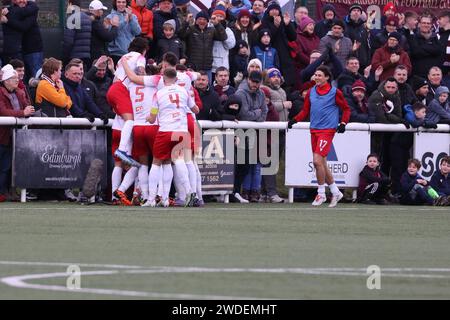 Edimbourg, Royaume-Uni. 20 janvier 2024. Ainslie Park. Edimbourg. Spartans v Hearts. 20 janvier 2024 lors du match de la Scottish Gas Scottish Cup entre Spartans et Hearts, Spartans James Craig est félicité par ses coéquipiers après avoir marqué à égalité en seconde mi-temps (crédit photo : Alamy Live News/David Mollison) crédit : David Mollison/Alamy Live News Banque D'Images