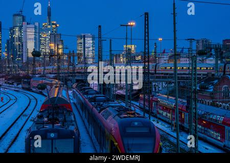 Voies ferrées en face de la gare principale de Francfort-sur-le-main, train de GLACE, gratte-ciel dans le CIT, hiver, neige, crépuscule, Hesse, NRW, Banque D'Images