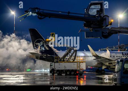 Hiver à l'aéroport main de Francfort, FRA, dégivrage des avions Lufthansa par des véhicules de dégivrage, Hesse, Allemagne, Banque D'Images