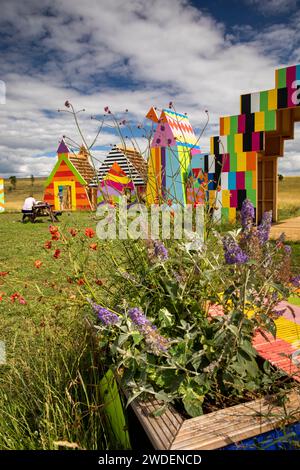 Royaume-Uni, Angleterre, Warwickshire, Compton Verney, Summer of Sculpture Old Town Meadow, planteur floral dans Morag Myerscough’s, installation colorée de Village Banque D'Images