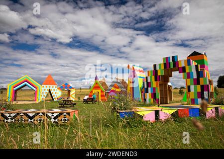 Royaume-Uni, Angleterre, Warwickshire, Compton Verney, Old Town Meadow, Summer of Sculpture, installation Village colorée de Morag Myerscough Banque D'Images