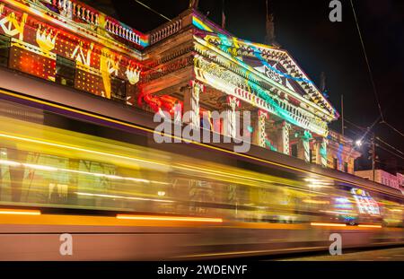 Luas passant devant le GPO s'illuminait avec les lumières d'hiver Banque D'Images