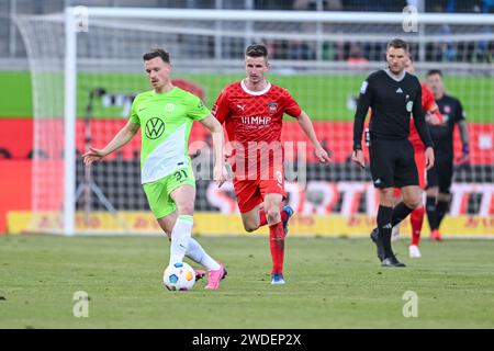 Heidenheim, Allemagne. 20 janvier 2024. Football : Bundesliga, 1. FC Heidenheim - VfL Wolfsburg, Journée 18, Voith-Arena. Yannick Gerhardt de Wolfsburg (à gauche) en action contre Jan Schoeppner de Heidenheim (à droite). Crédit : Harry Langer/dpa - REMARQUE IMPORTANTE : conformément aux règlements de la Ligue allemande de football DFL et de la Fédération allemande de football DFB, il est interdit d'utiliser ou de faire utiliser des photographies prises dans le stade et/ou du match sous forme d'images séquentielles et/ou de séries de photos de type vidéo./dpa/Alamy Live News Banque D'Images