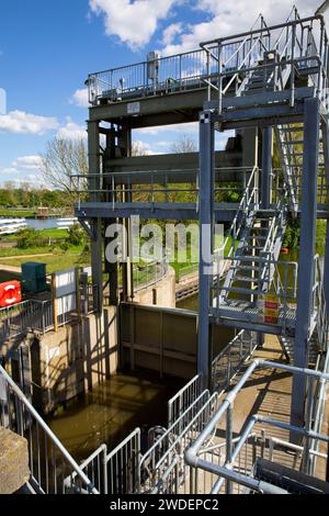 Une vue du complexe de gestion de l'eau de Denver Sluice sur la rivière Great Ouse à Denver près du marché Downham, Norfolk, Angleterre Banque D'Images