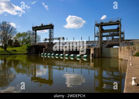 Une vue du complexe de gestion de l'eau de Denver Sluice sur la rivière Great Ouse à Denver près du marché Downham, Norfolk, Angleterre Banque D'Images