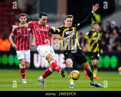 Matty James de Bristol City (à gauche) et Mileta Rajovic de Watford se battent pour le ballon lors du Sky Bet Championship match à Ashton Gate, Bristol. Date de la photo : samedi 20 janvier 2024. Banque D'Images