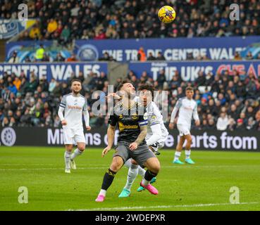 Swansea.com Stadium, Swansea, Royaume-Uni. 20 janvier 2024. EFL Championship football, Swansea City contre Southampton ; Adam Armstrong de Southampton contrôle le ballon sous la pression de Bashir Humphreys de Swansea City Credit : action plus Sports/Alamy Live News Banque D'Images