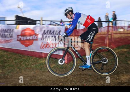 Benidorm, Espagne, le 20 janvier 2024 : le cycliste Paul Seixas lors de l'entraînement officiel de la coupe du monde de Cyclo-Cross UCI 2024 - Benidorm, le 20 janvier 2024, au Parque Foiotes, à Benidorm, Espagne. Crédit : Alberto Brevers / Alamy Live News. Banque D'Images