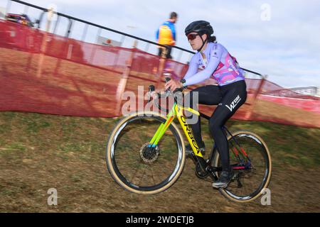 Benidorm, Espagne, le 20 janvier 2024 : la cycliste Alba Teruel lors de l'entraînement officiel de la coupe du monde de Cyclo-Cross UCI 2024 - Benidorm, le 20 janvier 2024, au Parque Foiotes, à Benidorm, Espagne. Crédit : Alberto Brevers / Alamy Live News. Banque D'Images