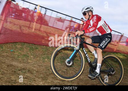 Benidorm, Espagne, le 20 janvier 2024 : le cycliste Daniel Weis lors de l'entraînement officiel de la coupe du monde de Cyclo-Cross UCI 2024 - Benidorm, le 20 janvier 2024, au Parque Foiotes, à Benidorm, Espagne. Crédit : Alberto Brevers / Alamy Live News. Banque D'Images