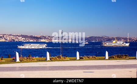 Istanbul Bosphore, pont du Bosphore, passage des navires sur la mer de Marmara, Istanbul Turquie Banque D'Images