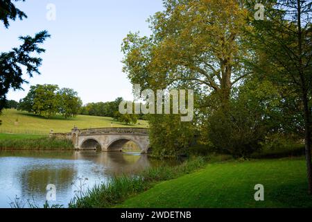 Une vue sur le pont, le lac ornemental et les terrains conçus par Capability Brown à Compton Verney House, près de Kineton dans le Warwickshire, en Angleterre. Banque D'Images