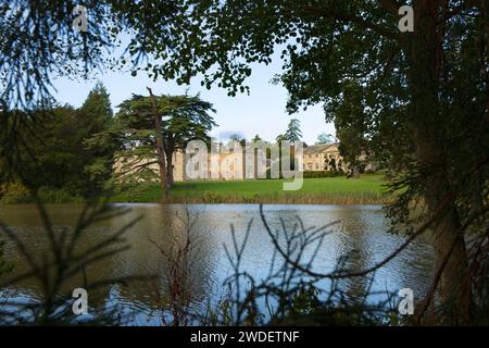 Une vue de Compton Verney House donnant sur le lac ornemental et le terrain conçu par Capability Brown, près de Kineton dans le Warwickshire, en Angleterre. Banque D'Images