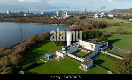 Editorial SWANSEA, Royaume-Uni - 25 novembre 2023 : vue aérienne du crématorium Margam, de l'aciérie Tata et du réservoir Eglwys Nunydd dans le sud du pays de Galles au Royaume-Uni Banque D'Images