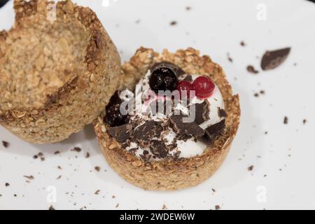 Recette maison à base de flocons d'avoine et garniture naturelle au yaourt, baies. Préparation délicieuse et saine des collations du petit déjeuner Banque D'Images
