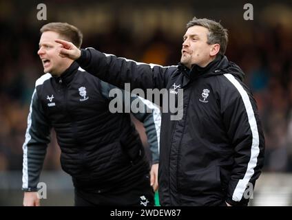 Michael Skubala, Manager de Lincoln City, sur la ligne de touche lors du match de Sky Bet League One au LNER Stadium, Lincoln. Date de la photo : samedi 20 janvier 2024. Banque D'Images