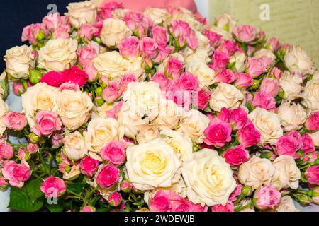 Un très grand bouquet de roses jaunes et roses Banque D'Images