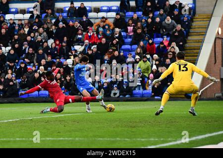 Peterborough le samedi 20 janvier 2024. Joel Randall (14 Peterborough United) tire lors du match de Sky Bet League 1 entre Peterborough et Shrewsbury Town à London Road, Peterborough le samedi 20 janvier 2024. (Photo : Kevin Hodgson | MI News) crédit : MI News & Sport / Alamy Live News Banque D'Images