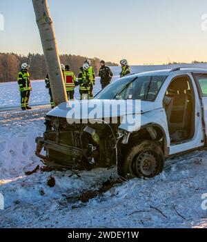 240120Nous News ID : FR 2024-01-20 Schwerer Verkehrsunfall auf Landstraße VW kollidiert mit mehreren Bäumen Oelsnitz/Erz. Schwerer Verkehrsunfall am Samstagnachmittag gegen 15:10 Uhr auf der Pflockenstraße zwischen Oelsnitz und dem Abzweig zur S255. Der Fahrer eines VW war BEI winterlichen Straßenbedingungen dans Fahrtrichtung S255 unterwegs. Circa einen kilomètre nach dem Ortsausgang Oelsnitz kam er Fahrer aus noch ungeklärter Ursache von der Straße ab, fuhr in einen Straßengraben und kollidierte anschließend mit zwei Straßenbäumen. BEI Ankunft der ersten Rettungskräfte, war der Fahrer noch i. Banque D'Images