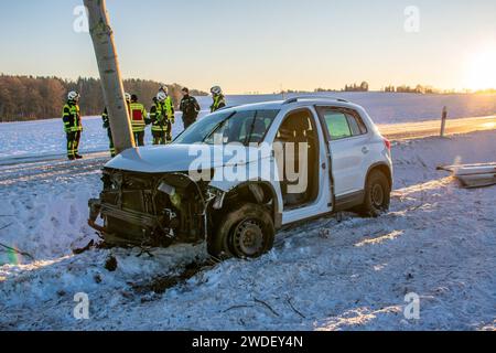 240120Nous News ID : FR 2024-01-20 Schwerer Verkehrsunfall auf Landstraße VW kollidiert mit mehreren Bäumen Oelsnitz/Erz. Schwerer Verkehrsunfall am Samstagnachmittag gegen 15:10 Uhr auf der Pflockenstraße zwischen Oelsnitz und dem Abzweig zur S255. Der Fahrer eines VW war BEI winterlichen Straßenbedingungen dans Fahrtrichtung S255 unterwegs. Circa einen kilomètre nach dem Ortsausgang Oelsnitz kam er Fahrer aus noch ungeklärter Ursache von der Straße ab, fuhr in einen Straßengraben und kollidierte anschließend mit zwei Straßenbäumen. BEI Ankunft der ersten Rettungskräfte, war der Fahrer noch i. Banque D'Images