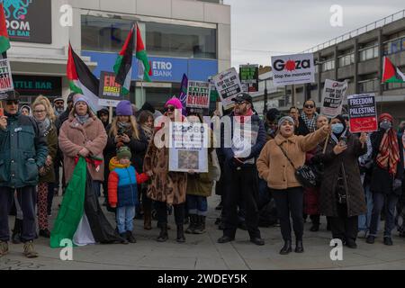 Southend on Sea, Royaume-Uni. 20 janvier 2024. Les manifestants se rassemblent à Southend-on-Sea pour appeler à un cessez-le-feu à Gaza et à la justice pour les Palestiniens. Les manifestants tiennent des pancartes indiquant « liberté pour la Palestine », « mettre fin à l’apartheid », « Gaza : arrêter le massacre » et « 12 680 Palestiniens tués à Gaza depuis le 7 octobre 2023 ». Des drapeaux palestiniens sont visibles parmi la foule et les participants portent des vêtements d'hiver. La manifestation se déroule dans un cadre urbain à l'extérieur de Metro Bank, reflétant l'engagement civique et la solidarité avec la Palestine. Penelope Barritt/Alamy Live News Banque D'Images