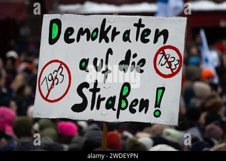 Démonstration gegen Rechtsextremismus in Frankfurt am main rund 20,000 Menschen haben sich am 20.01.2024 in Frankfurt am main auf dem Römerberg versammelt, UM gegen die AfD und Rechtsextremismus zu demonstrieren. Frankfurt am main Römerberg Hessen Deutschland *** manifestation contre l'extrémisme de droite à Francfort-sur-le-main environ 20 000 personnes se sont rassemblées sur la Römerberg à Francfort-sur-le-main le 20 01 2024 pour manifester contre l'AfD et l'extrémisme de droite Francfort-sur-le-main Römerberg Hesse Allemagne 2024-01-20 ffm demo-gegen-rechts 05 Banque D'Images