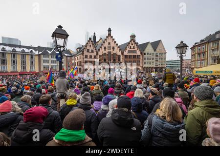 Démonstration gegen Rechtsextremismus in Frankfurt am main rund 20,000 Menschen haben sich am 20.01.2024 in Frankfurt am main auf dem Römerberg versammelt, UM gegen die AfD und Rechtsextremismus zu demonstrieren. Frankfurt am main Römerberg Hessen Deutschland *** manifestation contre l'extrémisme de droite à Francfort-sur-le-main environ 20 000 personnes se sont rassemblées sur la Römerberg à Francfort-sur-le-main le 20 01 2024 pour manifester contre l'AfD et l'extrémisme de droite Francfort-sur-le-main Römerberg Hesse Allemagne 2024-01-20 ffm demo-gegen-rechts 08 Banque D'Images