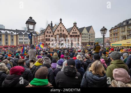 Démonstration gegen Rechtsextremismus in Frankfurt am main rund 20,000 Menschen haben sich am 20.01.2024 in Frankfurt am main auf dem Römerberg versammelt, UM gegen die AfD und Rechtsextremismus zu demonstrieren. Frankfurt am main Römerberg Hessen Deutschland *** manifestation contre l'extrémisme de droite à Francfort-sur-le-main environ 20 000 personnes se sont rassemblées sur la Römerberg à Francfort-sur-le-main le 20 01 2024 pour manifester contre l'AfD et l'extrémisme de droite Francfort-sur-le-main Römerberg Hesse Allemagne 2024-01-20 ffm demo-gegen-rechts 09 Banque D'Images