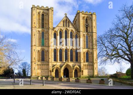 Extérieur de la cathédrale de Ripon sur le front ouest Cathédrale de l'Église d'Angleterre à Ripon North Yorkshire Angleterre GB Europe Banque D'Images