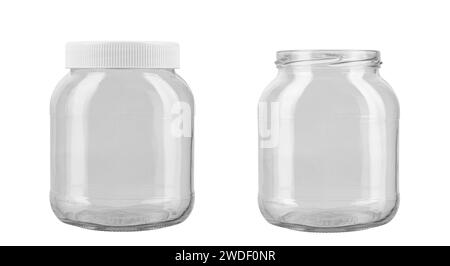 Deux bocaux en verre vides isolés sur fond blanc. Le fichier contient un chemin de détourage. Profondeur de champ totale. Banque D'Images