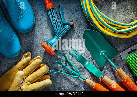 Ensemble d'outils de jardin dans Flat Lay composé Banque D'Images