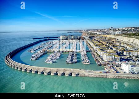 Photo aérienne de Brighton Marina dans l'East Sussex, dans le sud de l'Angleterre, avec des falaises de craie et Brighton City en arrière-plan. Banque D'Images