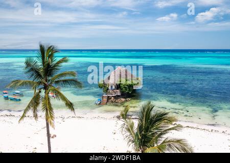 Le rocher à marée basse dans l'eau de mer sur l'île de Zanzibar, Tanzanie, Afrique de l'est Banque D'Images