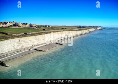 Les falaises de craie de l'East Sussex à Roedean près de Brighton, regardant vers l'est vers Rottingdean, avec la Roedean Girls School en vue. Banque D'Images