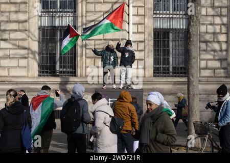 Paris, France. 20 janvier 2024 : Paris, France. La marche pour la Palestine a quitté la place de la République de Paris pour se rendre au Conseil européen de Bruxelles, en Belgique, pour exiger la fin du génocide. (Image de crédit : © Cristian Leyva/ZUMA Press Wire) USAGE ÉDITORIAL SEULEMENT! Non destiné à UN USAGE commercial ! Crédit : ZUMA Press, Inc./Alamy Live News Banque D'Images