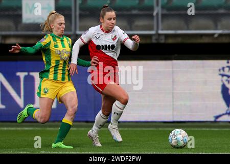 Den Haag, Niederlande. 20 janvier 2024. DEN HAAG, PAYS-BAS - JANVIER 20 : Sophie Cobussen du FC Utrecht lutte pour le ballon avec Bo Vonk d'ado Den Haag lors du match Azerion Vrouwen Eredivisie entre ado Den Haag et FC Utrecht au Bingoal Stadion le 20 janvier 2024 à Den Haag, pays-Bas (photo Hans van der Valk/Orange Pictures) crédit : dpa/Alamy Live News Banque D'Images