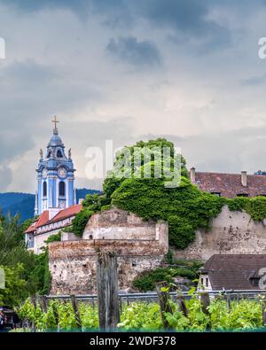 Dürnstein, Basse-Autriche – AT – 8 juin 2023 vue verticale de la pittoresque Dürnstein, une petite ville sur le Danube. Vignobles au premier plan Banque D'Images